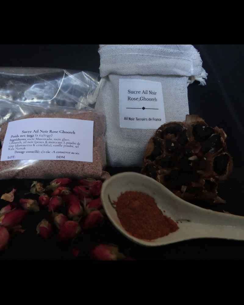 Sucre Ail Noir rose Gooreh-avec boutons de rose, poudre de Ghooreh dans une cuillere et 1/2 tête d'ail noir